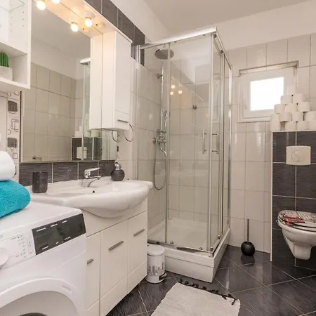 Maris Zadarvillas *