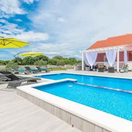 Maris Zadarvillas *